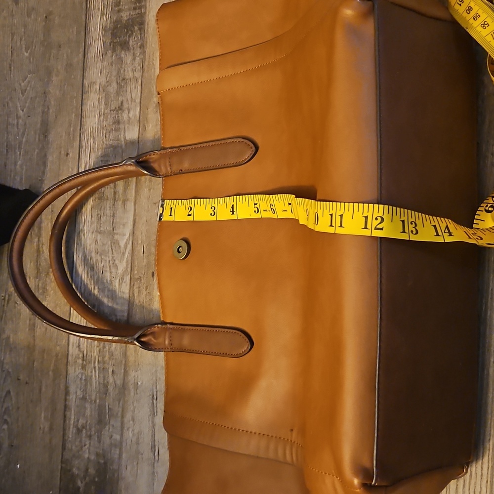 Tan Leather Shoulder bag with Timeless Design Universal thread - Picture 8 of 8